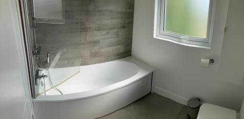 Fürdőszoba, Beautiful 4 Double Bedroom House in Poole with Hot tub, near Sandbanks in Penn Hill