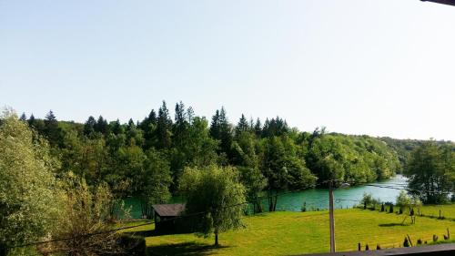 Riverside Vacation House Mrežnica (Riverside Vacation House Mreznica) in Donji Zvečaj