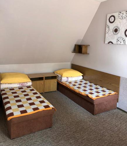 5 twin beds
