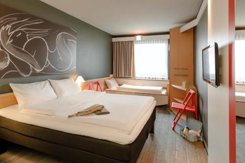Standard Double Room image 10