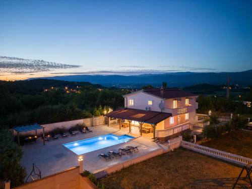Vacation villa Matic with 7 bedrooms - Accommodation - Sinj