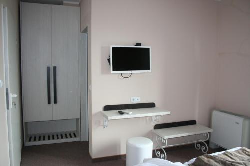2 twin beds, 1 sofa bed