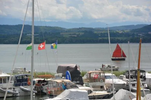 Leben im Hafen am idyllischen Murtensee in Guévaux, Schweiz