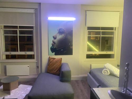NEW LUXURY CYBERPUNK 1Bed Studio Serviced Apartment Notting Hill London Free WIFI & NETFLIX Central Location Perfect for Solo & Coupled Guests, Londýn (fotografie 5)