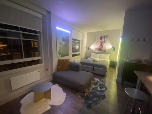 NEW LUXURY CYBERPUNK 1Bed Studio Serviced Apartment Notting Hill London Free WIFI & NETFLIX Central Location Perfect for Solo & Coupled Guests, Londýn (fotografie 3)