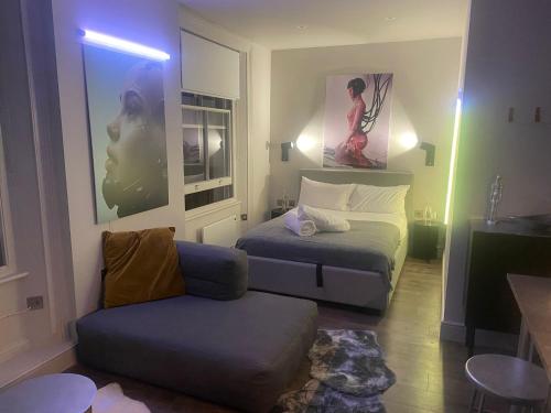 New Luxury Cyberpunk 1Bed Studio Serviced Apartment Notting Hill London Free Wifi & Netflix Central Location Perfect For, Kensington, London