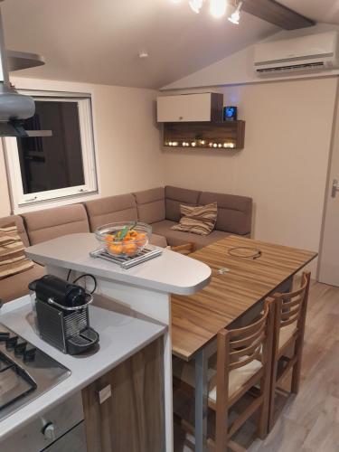 Létesítmények, Grand mobilhome spacieux 8 places frejus/straphael in Cais