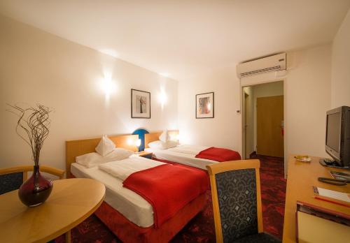 Hotel Boltzmann - image 7