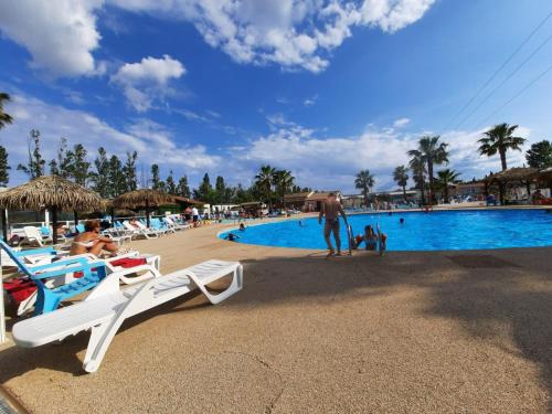 Úszómedence, Grand mobilhome spacieux 8 places frejus/straphael in Cais