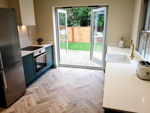 Stunning New Forest Cottage close to Paultons Park in Ower