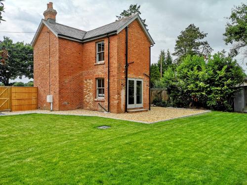Stunning New Forest Cottage close to Paultons Park in Ower