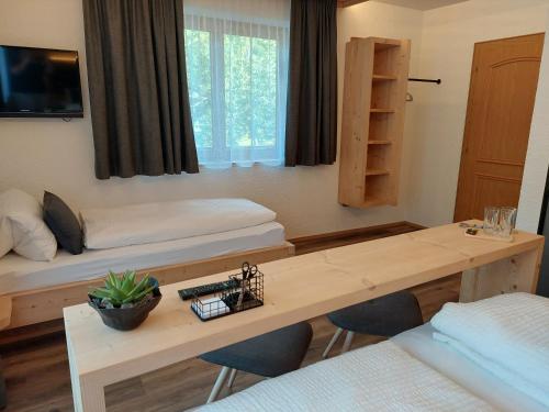 1 queen bed, 1 twin bed