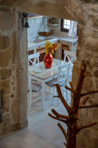 Dioni Stone House in Gorgolaini