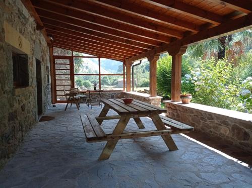 Amplia y cómoda casa de piedra con porche y jardín