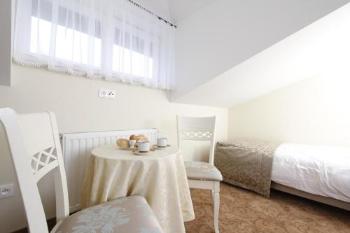 Twin Room image 2