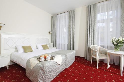 Deluxe Double Room with Balcony image 5