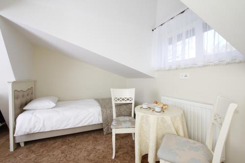 Twin Room image 1