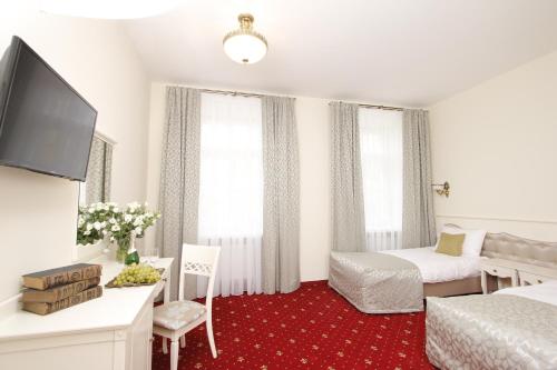 Double Room with Garden View image 3