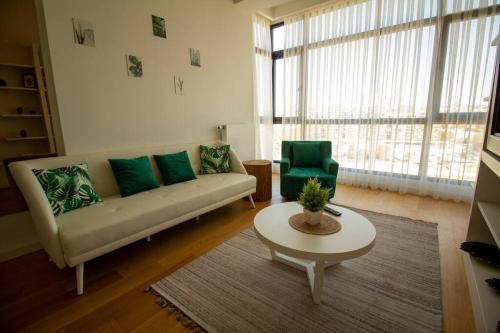 Ultra luxurious furnished apartment for 2 guests