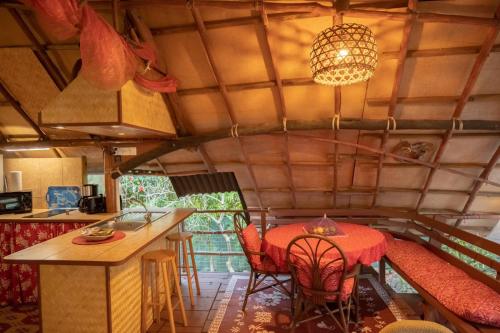 La Pirogue chez l'Happy qui chante