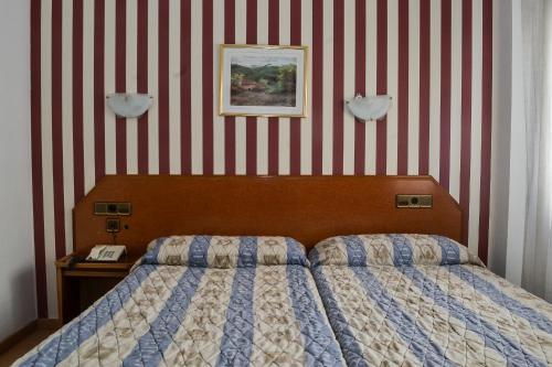 Hostal Cataluña - image 14