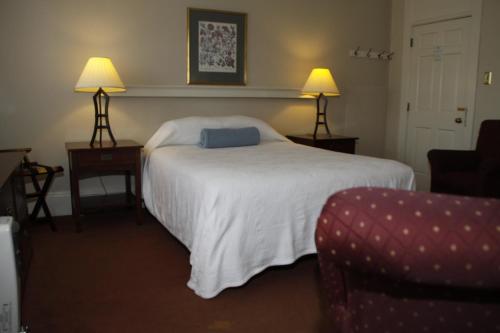 1 queen bed, 1 double bed