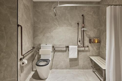 Aiden by Best Western @ Darling Harbour Room Type - Queen Room with Mobility Accessible Roll-In Shower