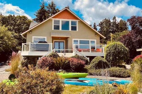 Direct Beach Access Getaway on Port Orchard!