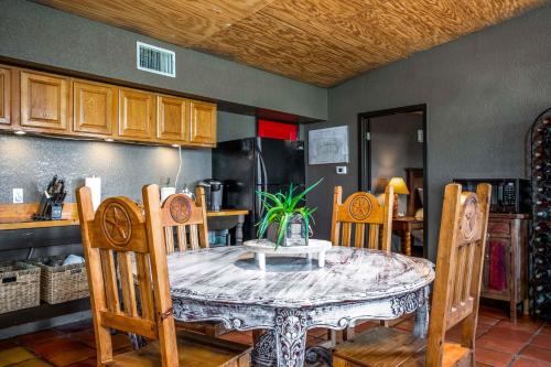 Antler Run Ranch Cabin in บานเดรา