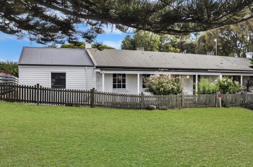 Lyons Cottage - a quaint Whalers Cottage in heart of Port Fairy