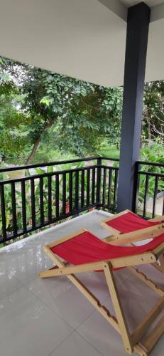 ラチャブリー โคซี่ โฮมสเตย์ 3つ星 ホテル プール