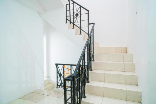 Exterior view, RedDoorz @ Aralia Harapan Indah in Tarumajaya