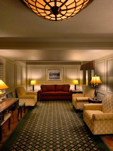 Royal Scot Hotel & Suites