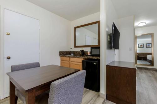 Comfort Suites At Sabino Canyon image 22