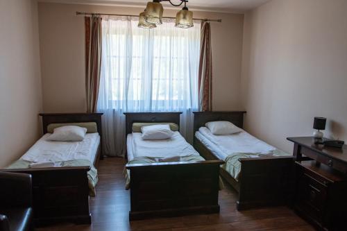 3 twin beds