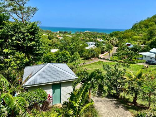 Le Surf Lodge, chambre avec vue mer dans un écrin de verdure - Chambre d'hôtes - Deshaies