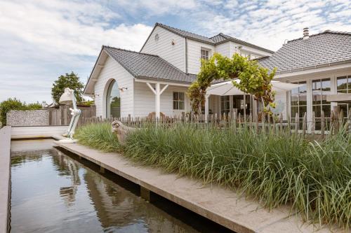 Beautiful and spacious house with swimming pond sauna and garden gîte à louer Monoblok