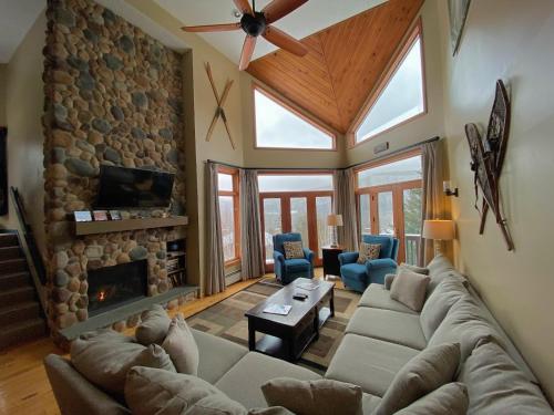 C1 Top Rated Ski-In Ski-Out Townhome Great views fireplaces fast wifi AC Short walk to slopes