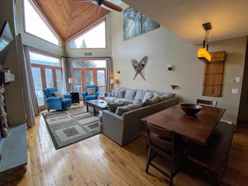 C1 Top Rated Ski-In Ski-Out Townhome Great views fireplaces fast wifi AC Short walk to slopes