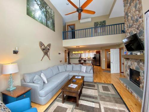 C1 Top Rated Ski-In Ski-Out Townhome Great views fireplaces fast wifi AC Short walk to slopes