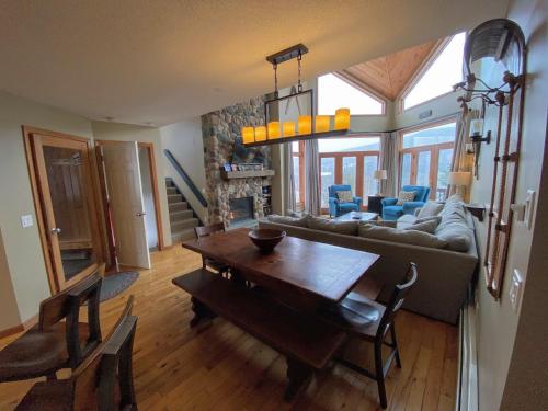 C1 Top Rated Ski-In Ski-Out Townhome Great views fireplaces fast wifi AC! Short walk to slopes - image 10