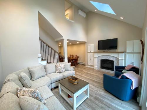 R7 Ski-in Ski-out Bretton Woods Townhome on 2-mile home trail Mt Washington views - image 3
