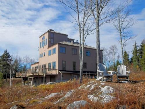 NEW Stunning home with breathtaking views, outdoor cedar sauna, great location