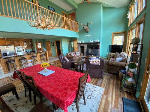 P5 Ski-in Ski-out rare find Presidential View single family with garage pool table ping pong in Bethlehem
