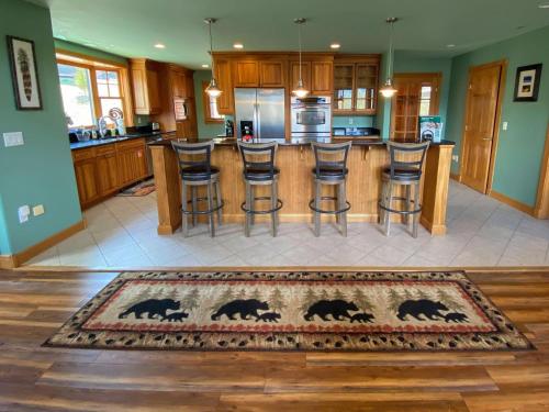 P5 Ski-in Ski-out rare find!! Presidential View single family with garage pool table ping pong - image 11