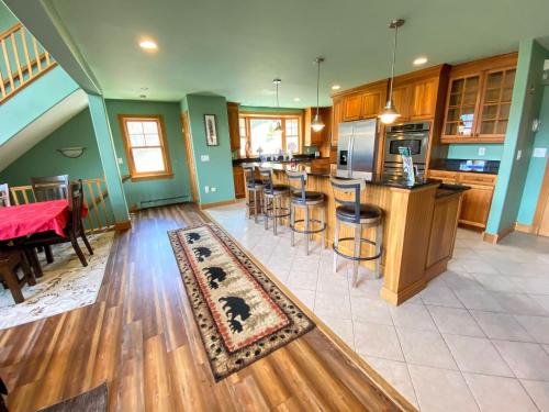 P5 Ski-in Ski-out rare find Presidential View single family with garage pool table ping pong in Bethlehem