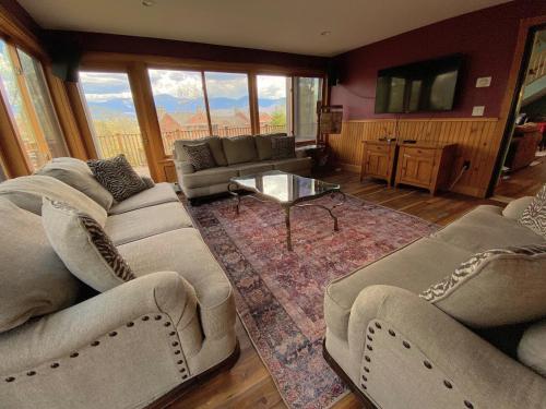 P5 Ski-in Ski-out rare find Presidential View single family with garage pool table ping pong in Bethlehem