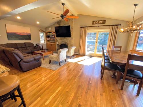O7 Slopeside Bretton Woods Resort cottage with upscale stylings cozy decor tons of space! - image 8