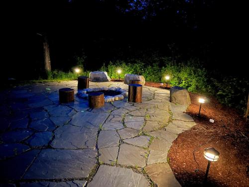OR Luxury 'yurt-like' home in Bretton Woods with private beach firepit AC fishing and trails! - image 13
