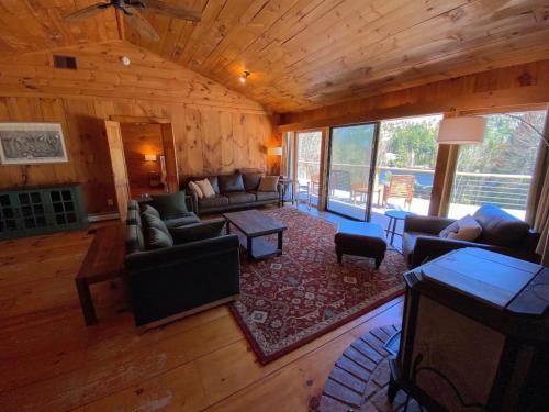 Sadržaji, Amazing lakefront home in the White Mountains with game room theater in Whitefield (NH)
